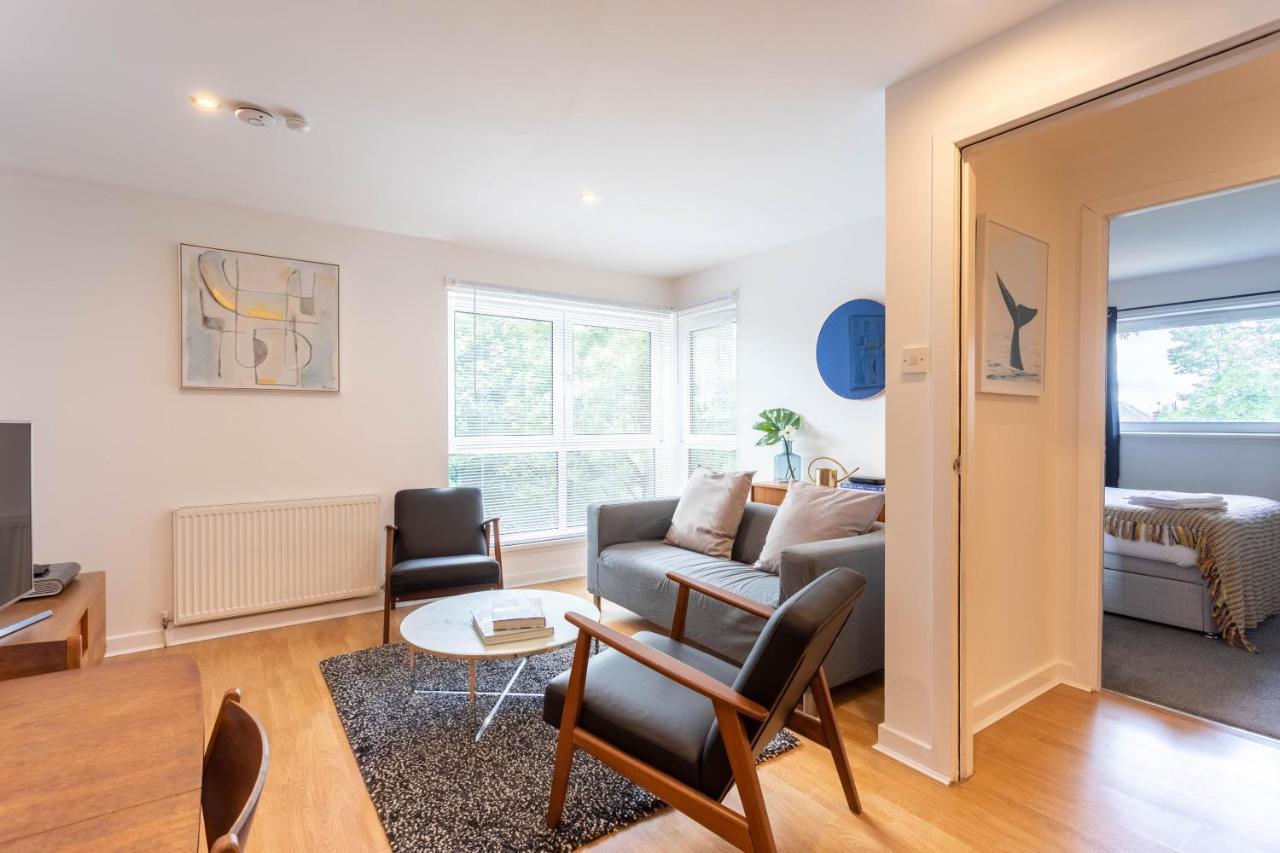 Modern 2 Bed Broompark/Central Apt. With Parking Glasgow Exterior photo